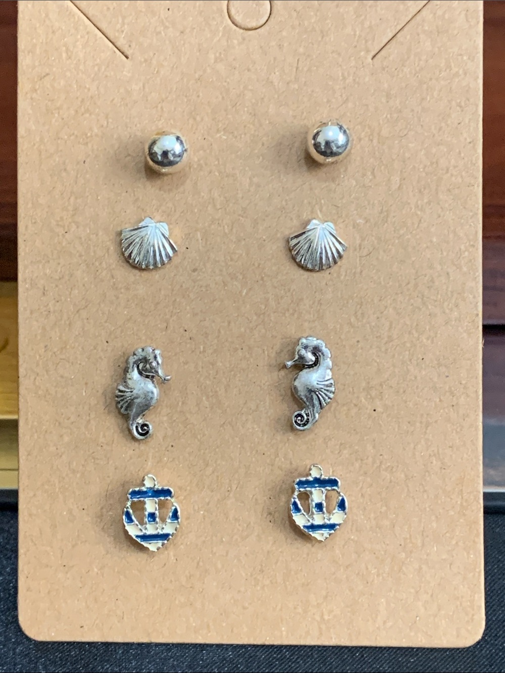 4 pairs of stud earrings